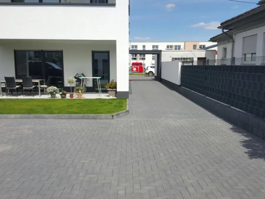 Einfahrt mit Pflasterung